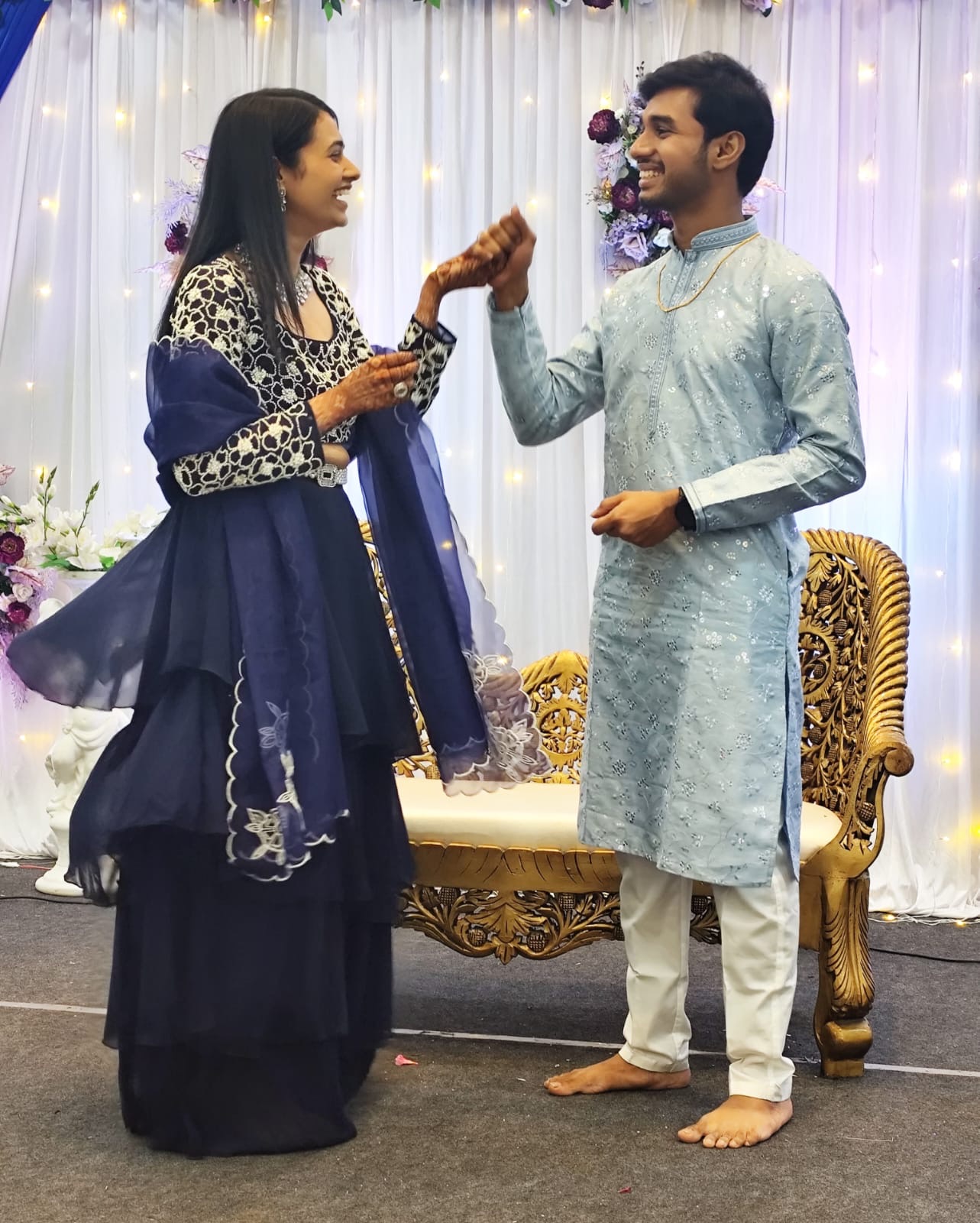 Snehal applying mehendi